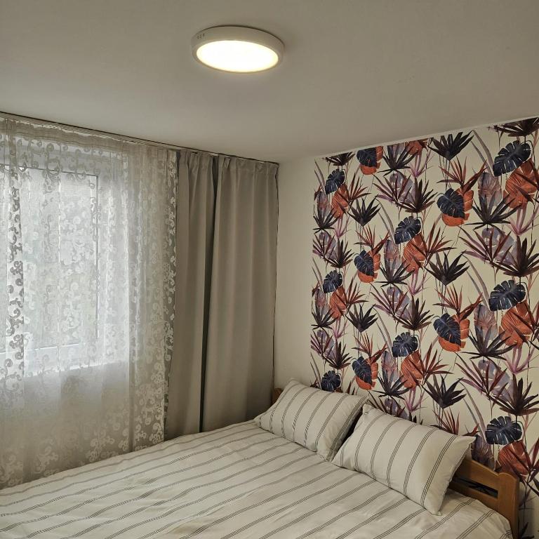 627043280