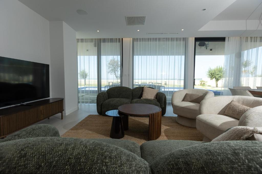 Adria-Resort-SEAFRONT-Villa-B-Quiet-Beachfront-Retreat-with-Private-Pool-6