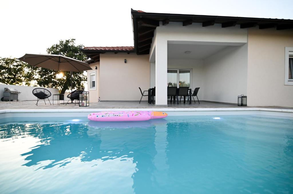 Four Oaks Holiday House