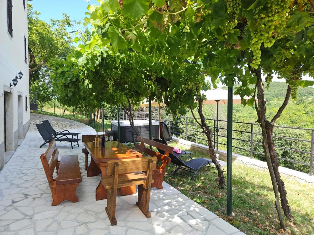 Holiday-House-Nono-DJildo-10