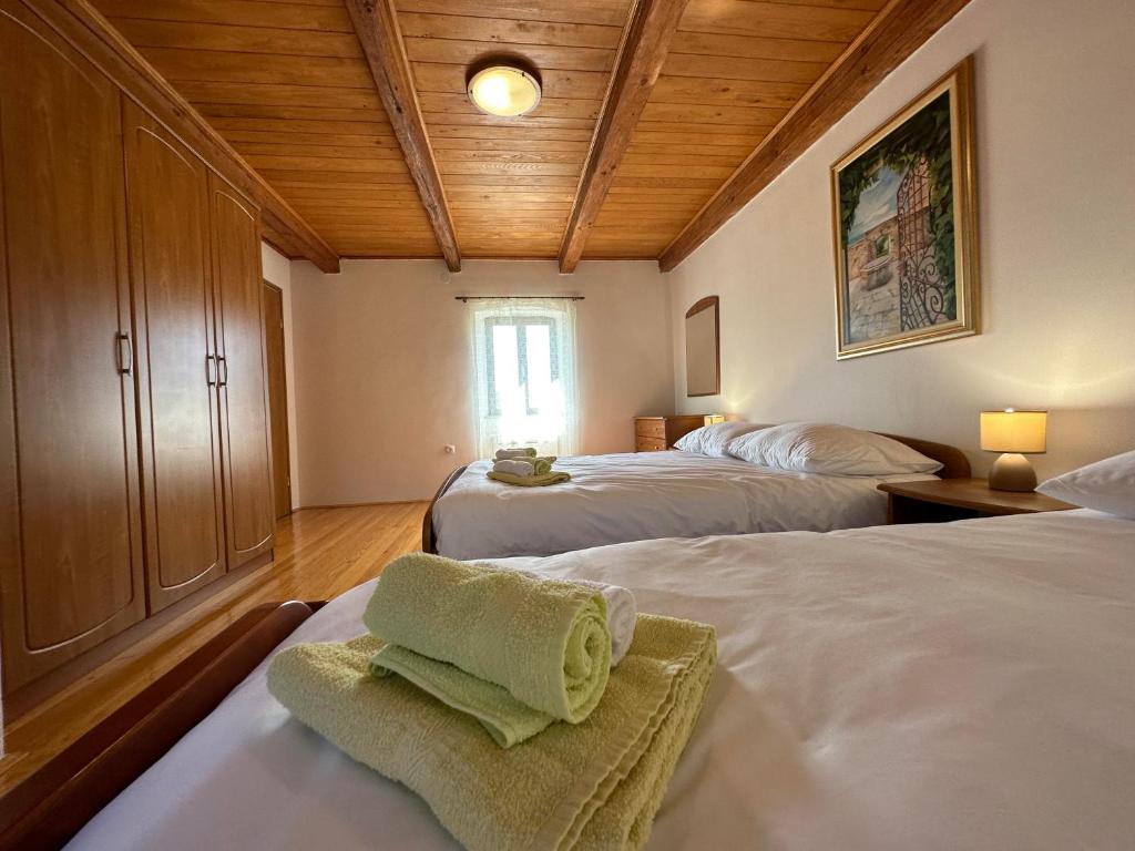 Holiday-House-Nono-DJildo-2