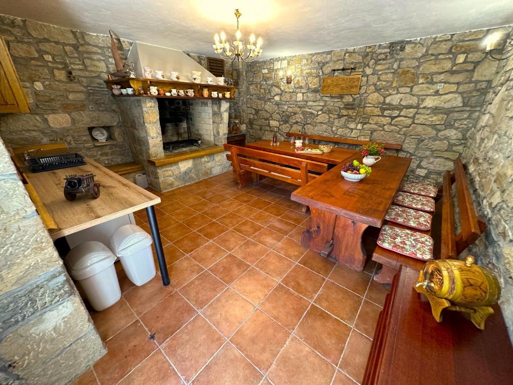 Holiday-House-Nono-DJildo-3