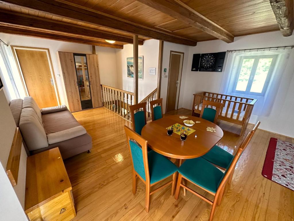 Holiday-House-Nono-DJildo-4