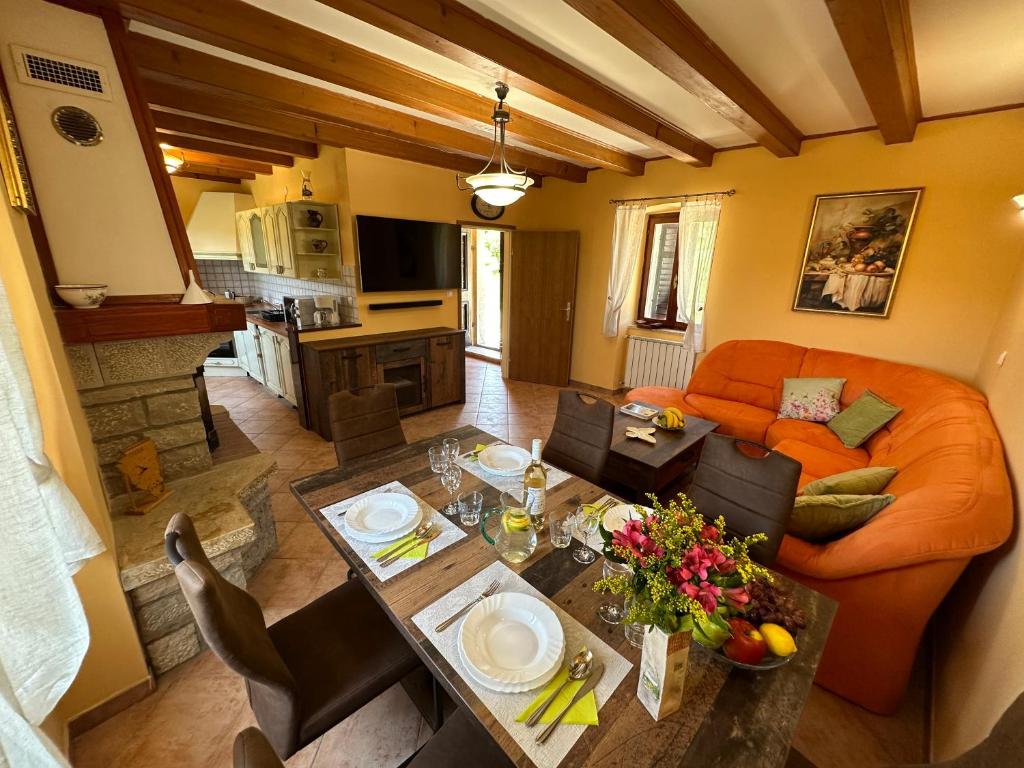 Holiday-House-Nono-DJildo-5