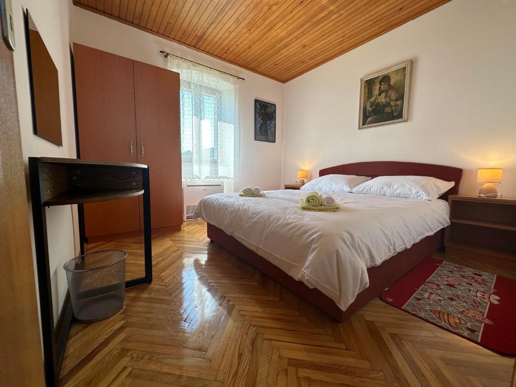 Holiday-House-Nono-DJildo-7