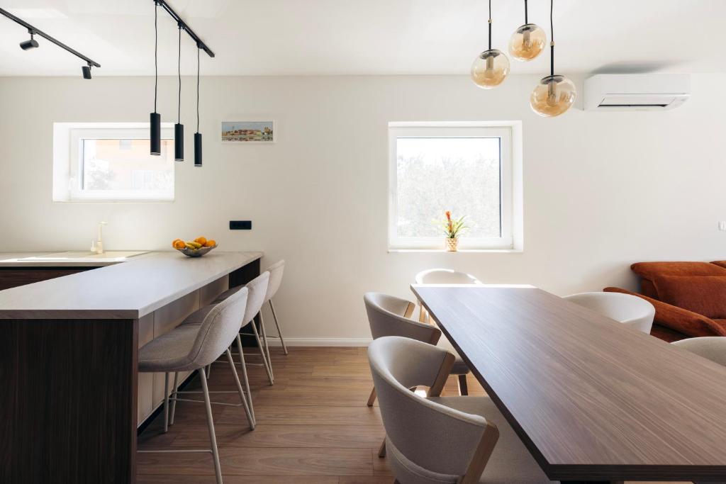 Marthas-Oliveyard-10