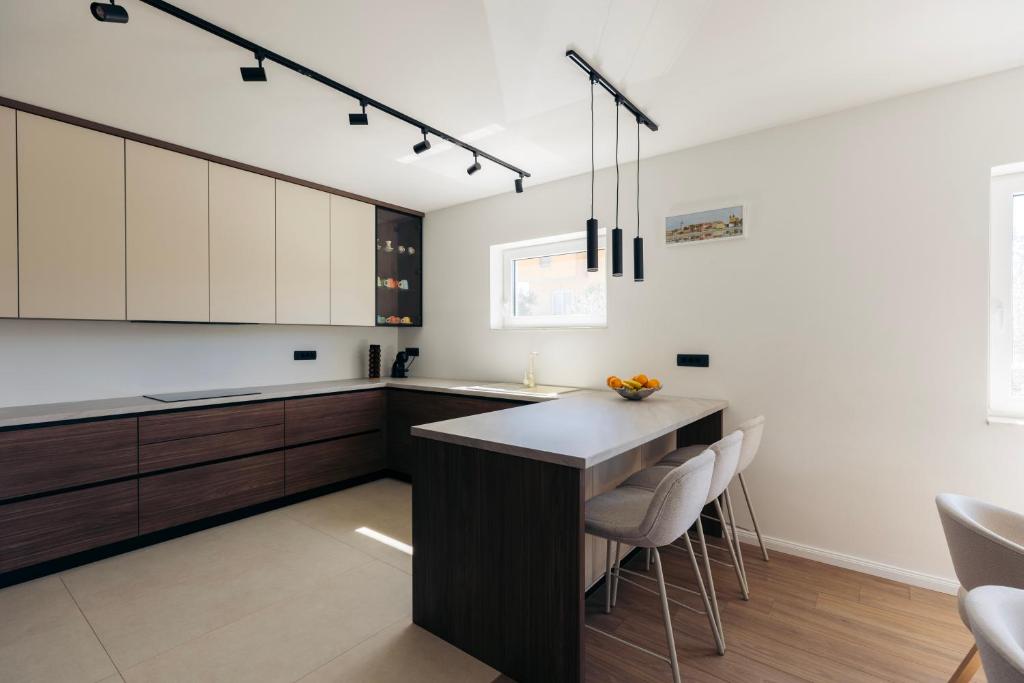 Marthas-Oliveyard-12