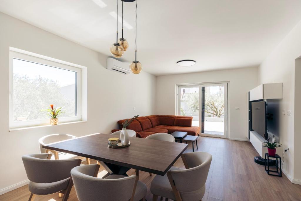 Marthas-Oliveyard-5