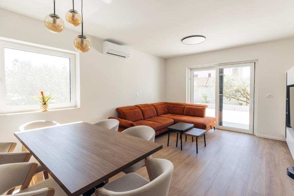 Marthas-Oliveyard-6