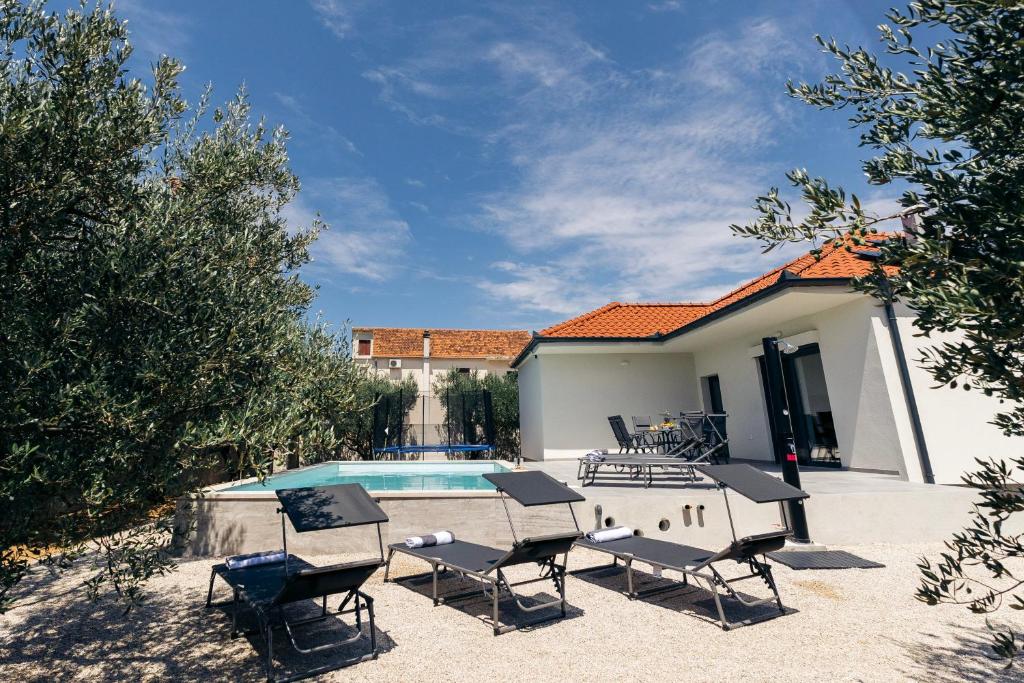 Marthas-Oliveyard-7