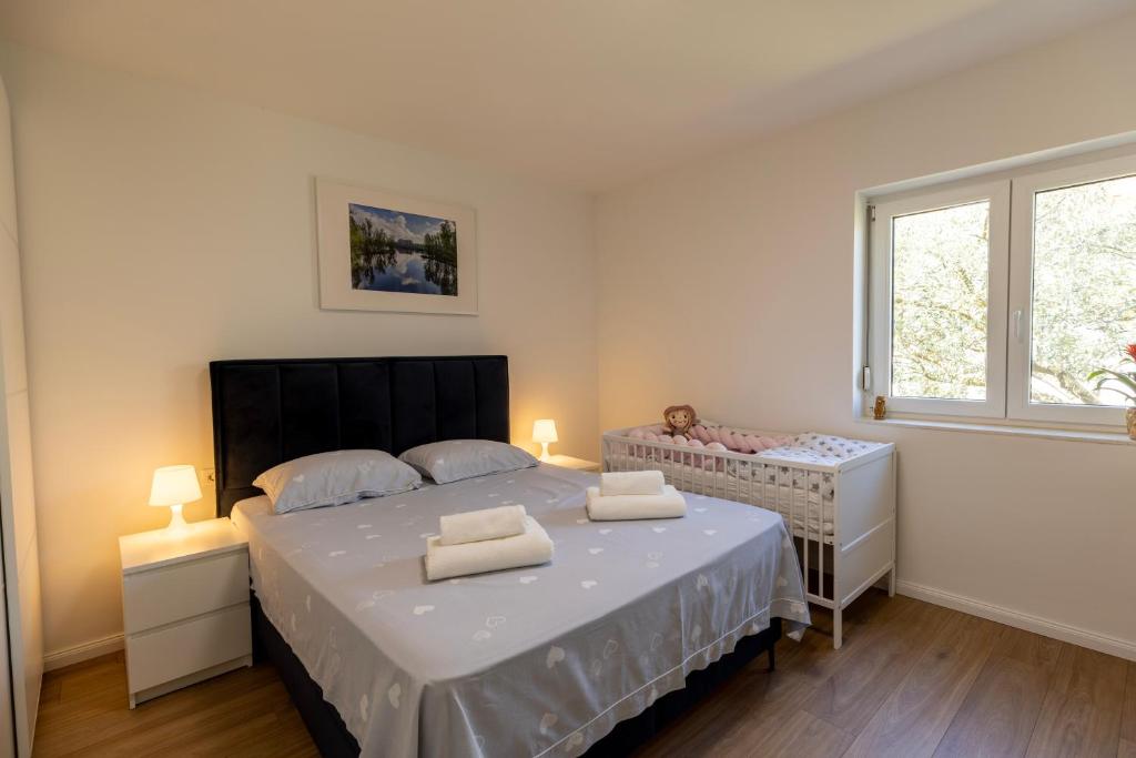 Marthas-Oliveyard-8