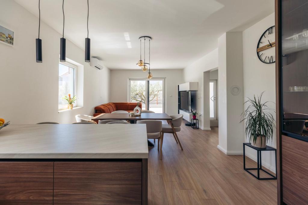 Marthas-Oliveyard-9