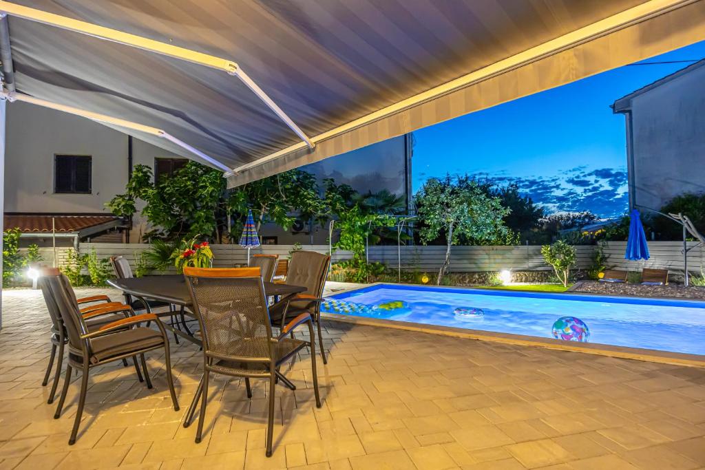 Villa Nina Malinska – Luksuzna Vila sa Bazenom pored Plaže