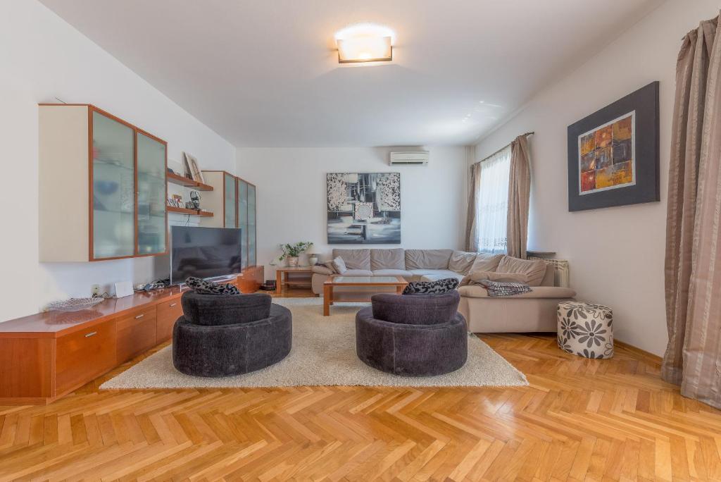 Villa-Lux-Nina-with-six-bedrooms-private-pool-by-Adex-Travel-10