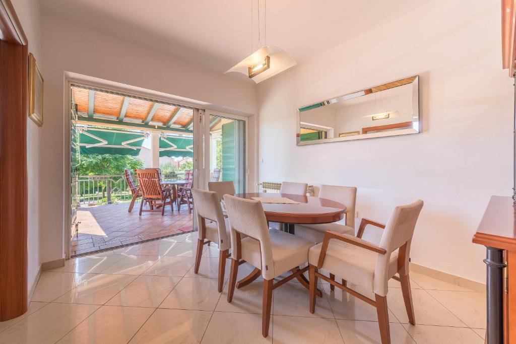 Villa-Lux-Nina-with-six-bedrooms-private-pool-by-Adex-Travel-11