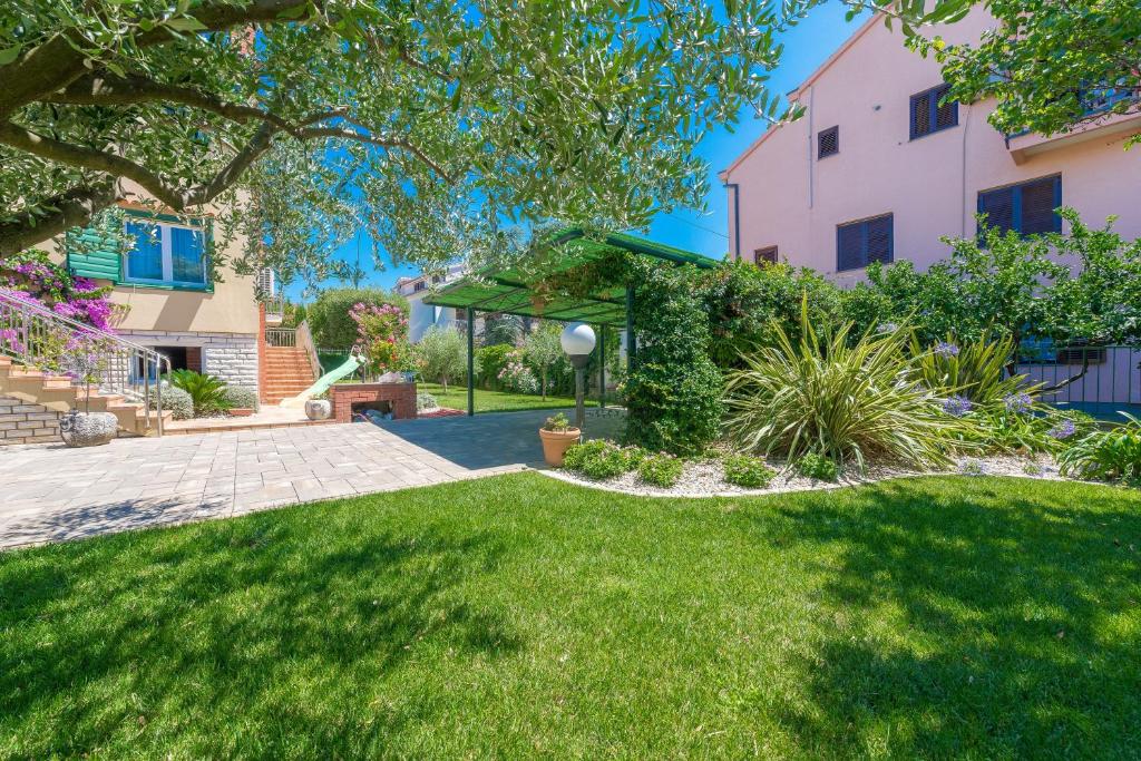 Villa-Lux-Nina-with-six-bedrooms-private-pool-by-Adex-Travel-16