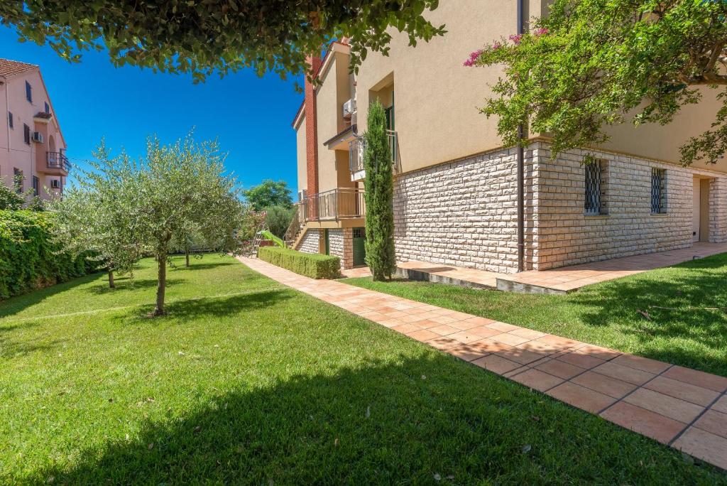 Villa-Lux-Nina-with-six-bedrooms-private-pool-by-Adex-Travel-19