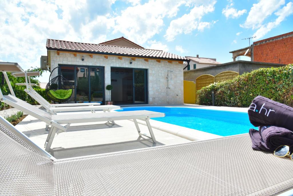 Villa-Lux-Nina-with-six-bedrooms-private-pool-by-Adex-Travel-3