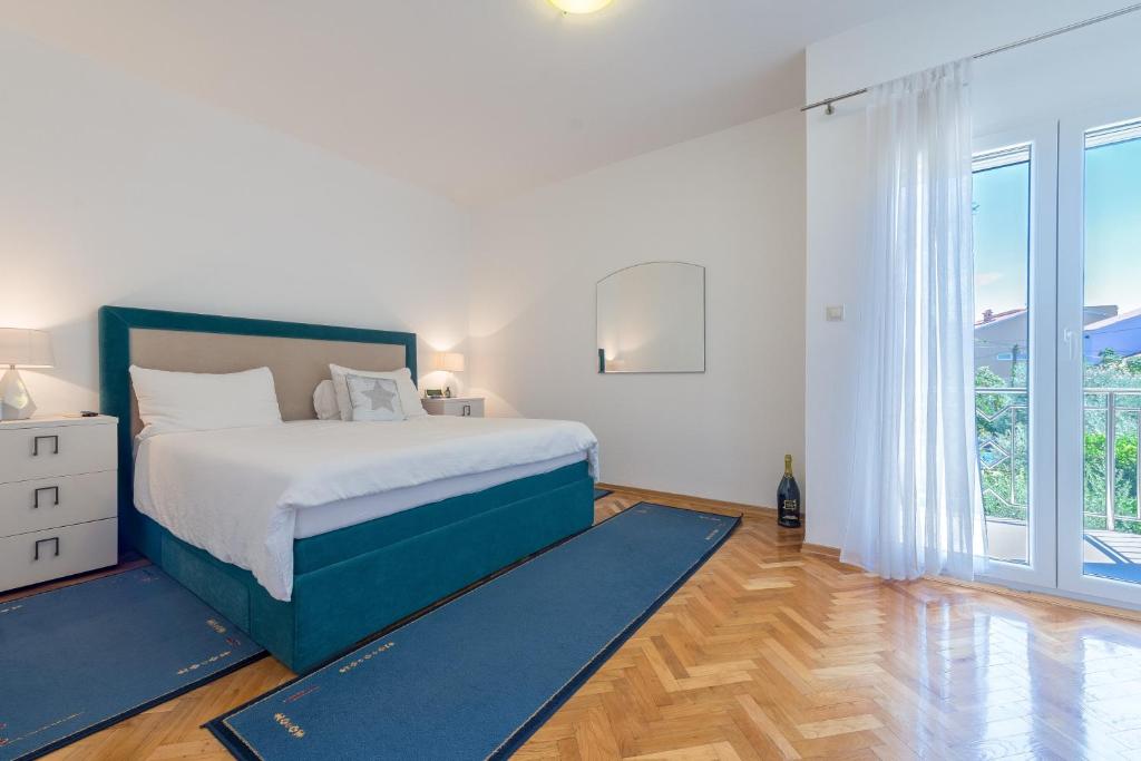 Villa-Lux-Nina-with-six-bedrooms-private-pool-by-Adex-Travel-8