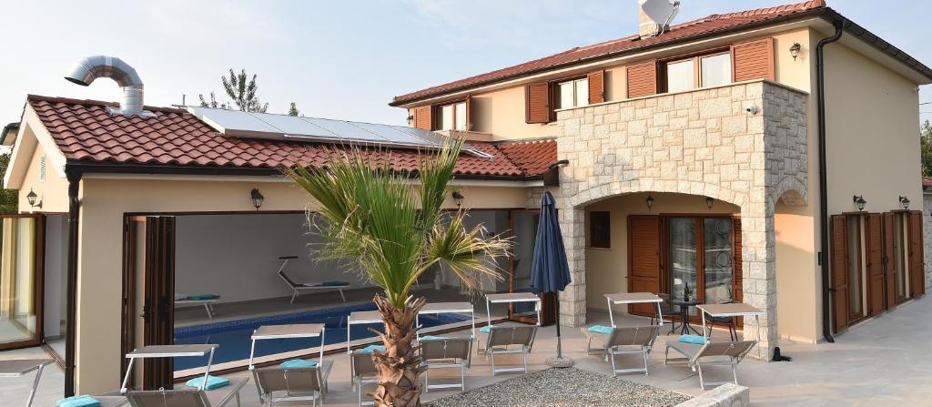 Villa-Muskatel-KRK-with-heated-covered-pool-11