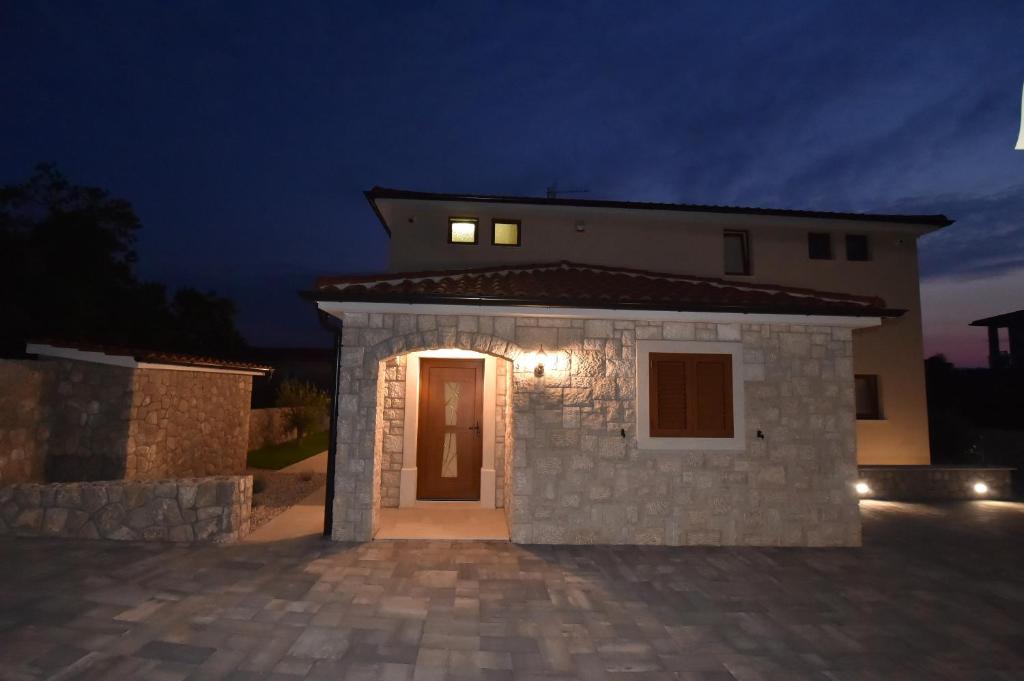 Villa-Muskatel-KRK-with-heated-covered-pool-18