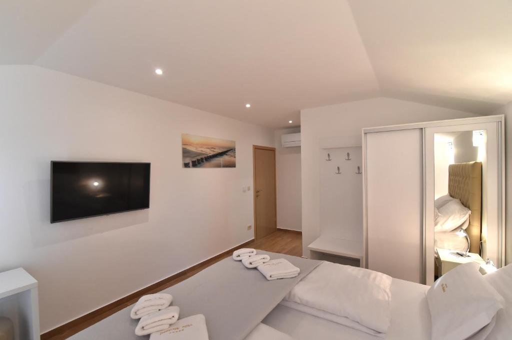 Villa-Muskatel-KRK-with-heated-covered-pool-5