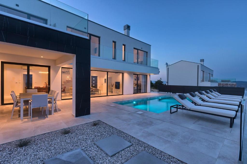 Villa-Ultima-with-sea-view-private-pool-jacuzzi-gym-and-sauna-4