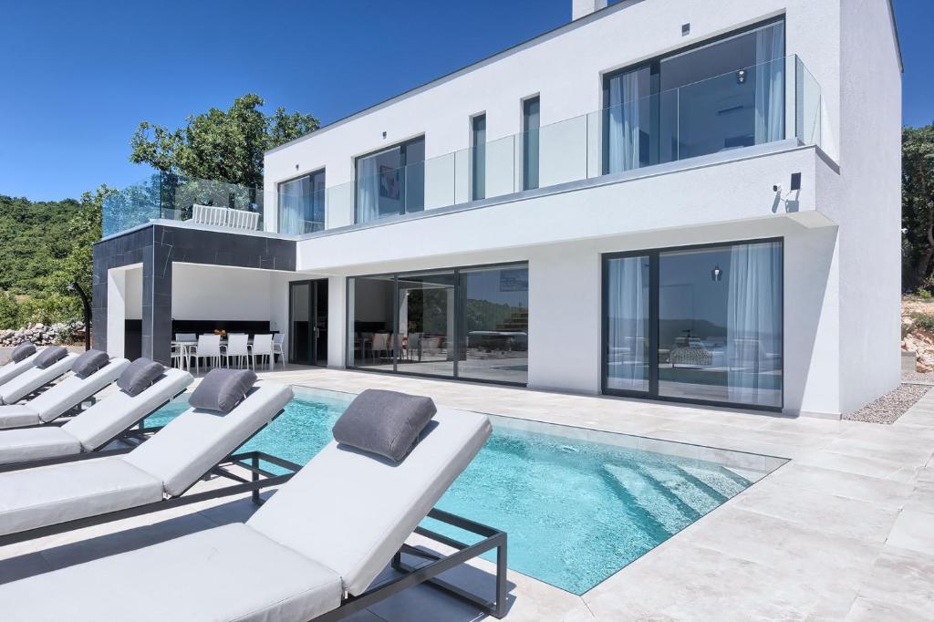 Villa-Ultima-with-sea-view-private-pool-jacuzzi-gym-and-sauna-7