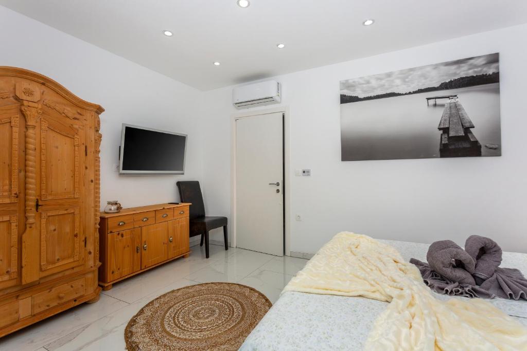 Villa-White-Pearl-Diamond-Opatija-mit-Meerblick-Pool-12