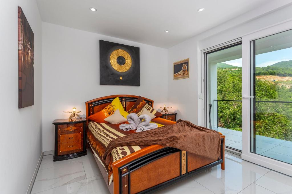 Villa-White-Pearl-Diamond-Opatija-mit-Meerblick-Pool-13