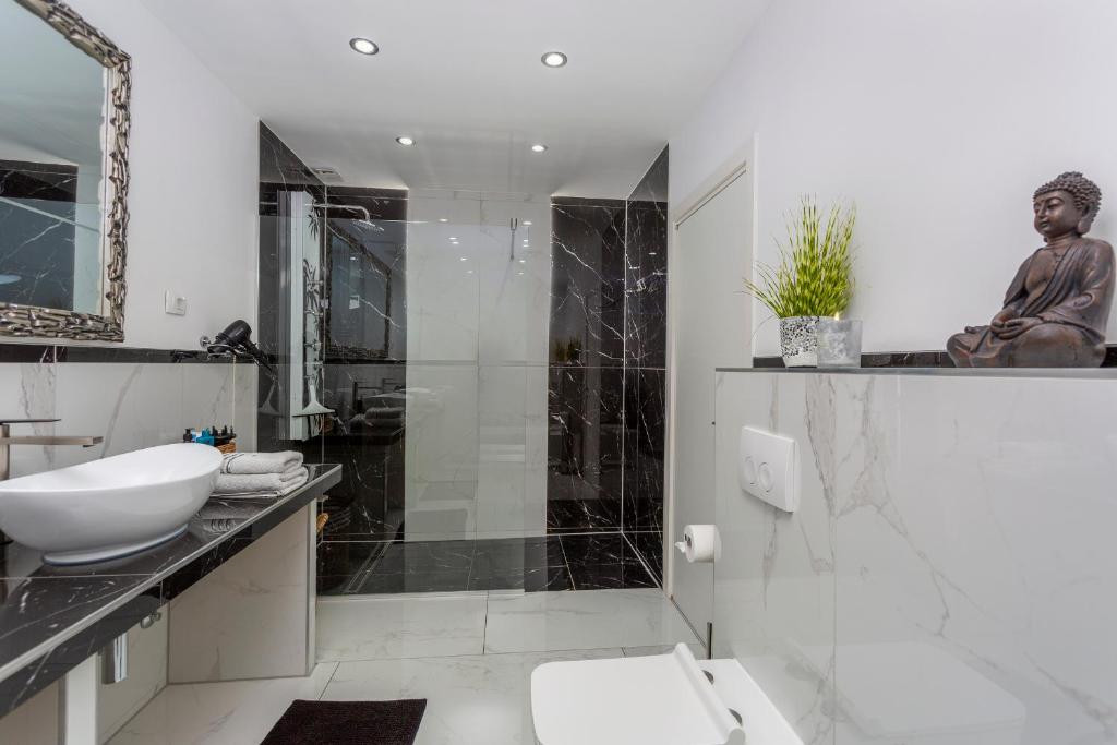 Villa-White-Pearl-Diamond-Opatija-mit-Meerblick-Pool-18