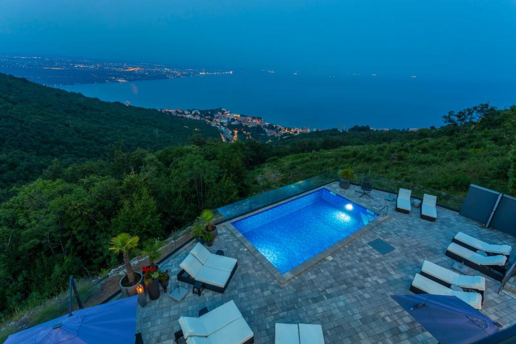 Villa-White-Pearl-Diamond-Opatija-mit-Meerblick-Pool-19