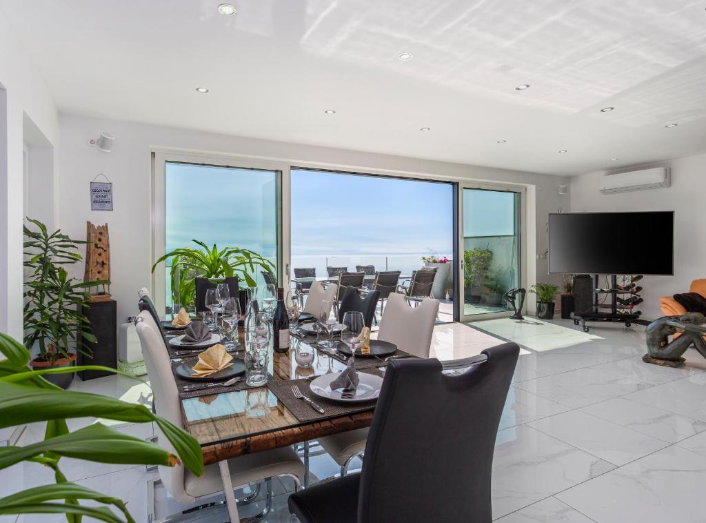 Villa-White-Pearl-Diamond-Opatija-mit-Meerblick-Pool-4