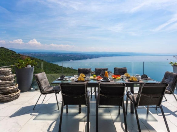 Opatija mit Meerblick & Pool