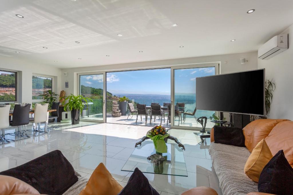 Villa-White-Pearl-Diamond-Opatija-mit-Meerblick-Pool-7